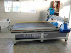 藍象數(shù)控四軸數(shù)控開料機在客戶工廠實拍