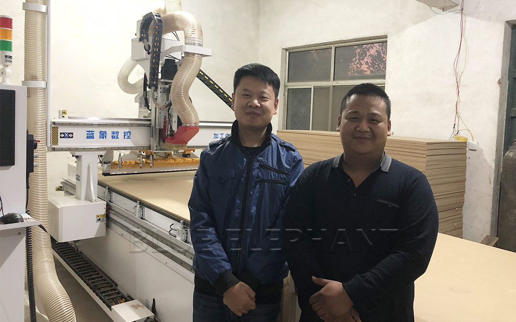 山東濟(jì)寧XX吸塑門(mén)廠訂購(gòu)板式家具生產(chǎn)線